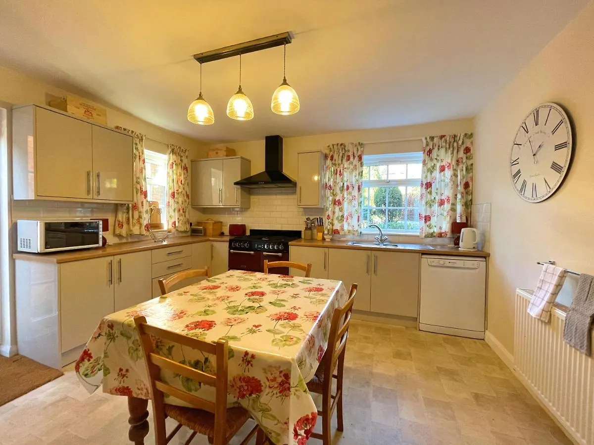 Spacious 4 Bedroom House With Garden And Parking Sheffield Birleşik Krallık